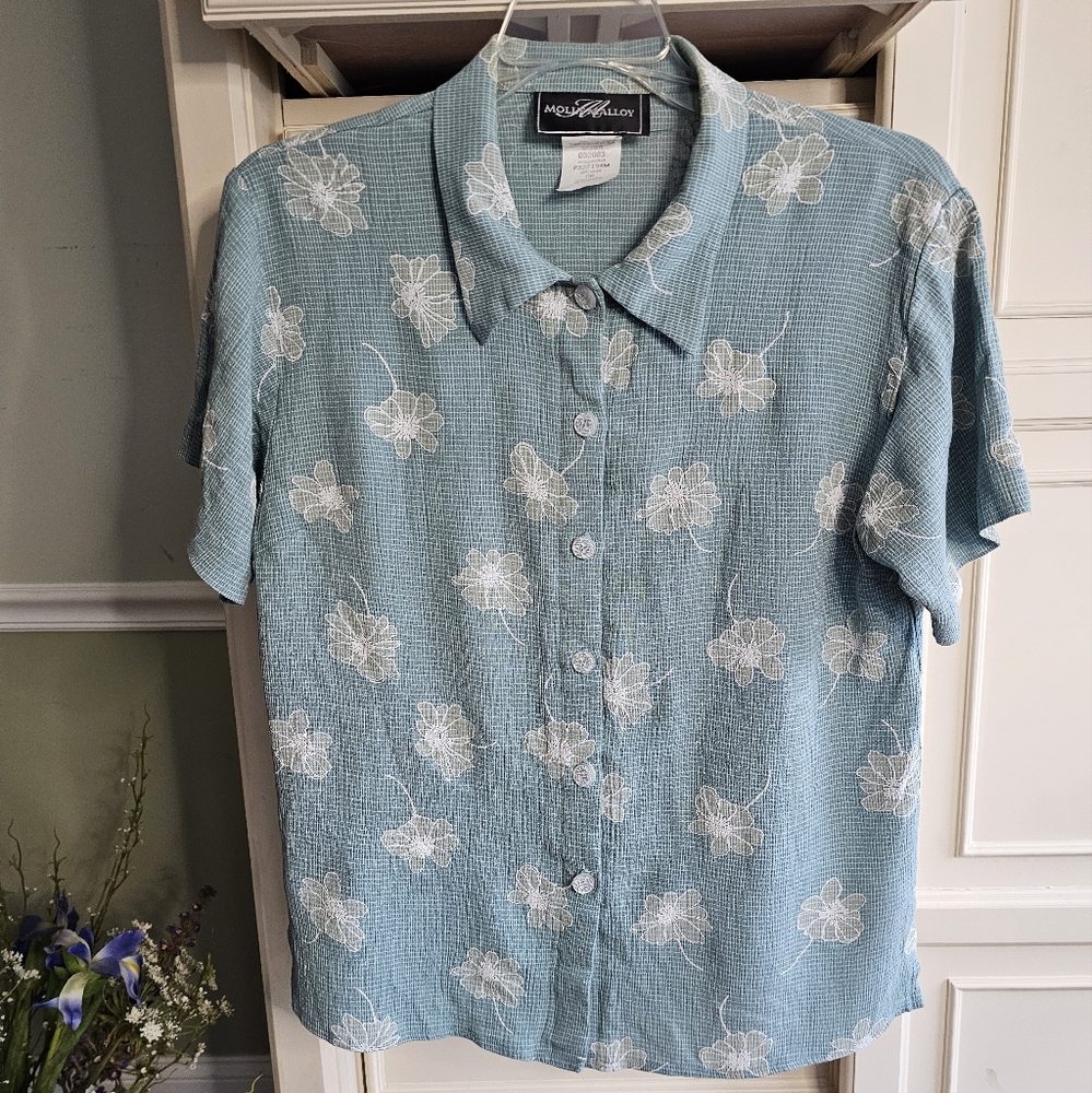 Ladies Size 6 Blue/Green Flower Short Sleeve Blouse. Excellent Condition!